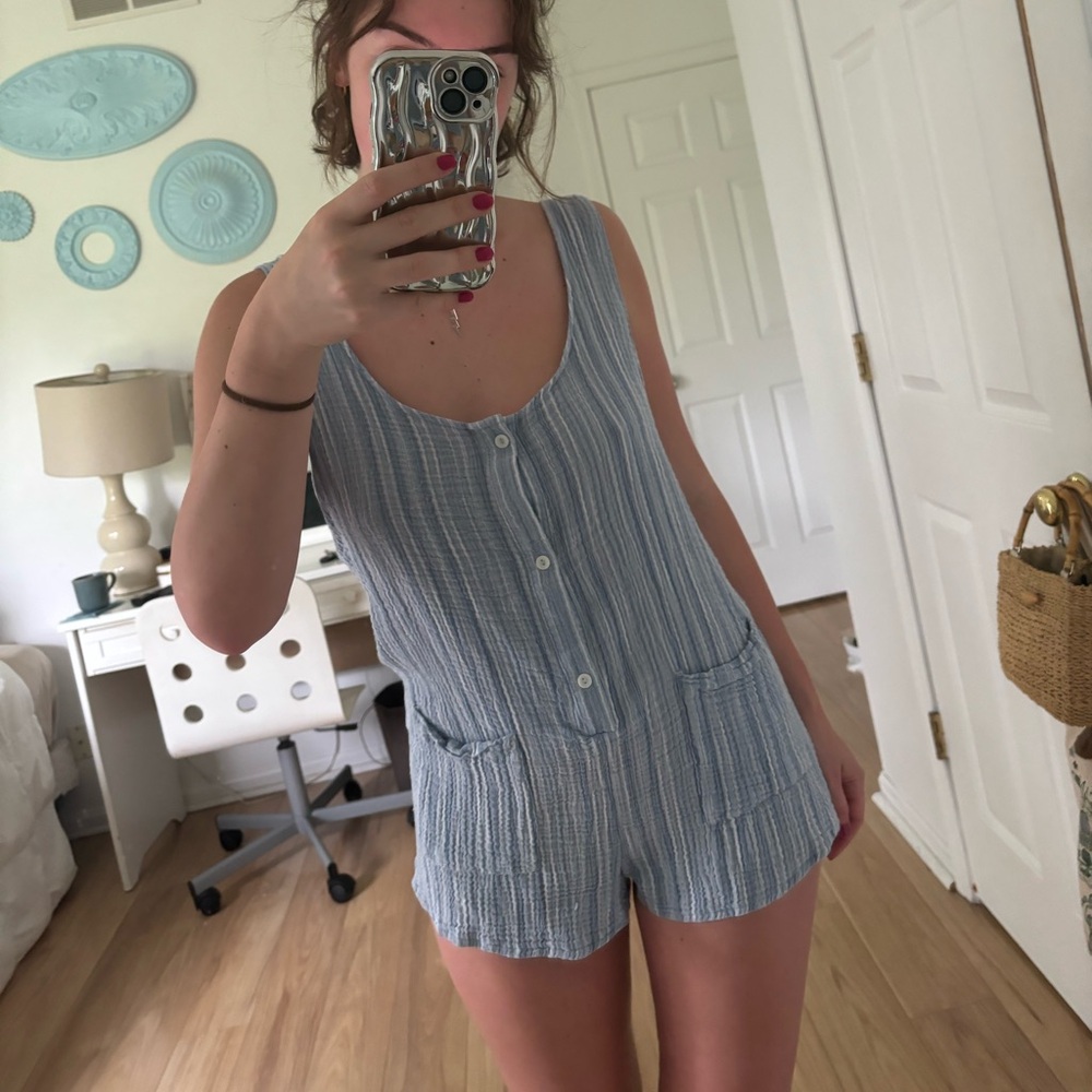 Adorable little romper. Super lightweight and comfy!